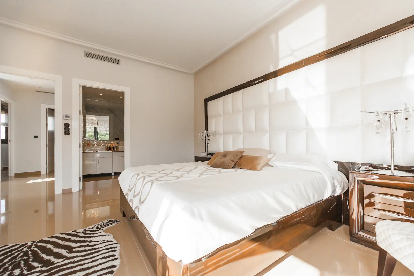 The Terraces Penthouse, West Bay — photo 2